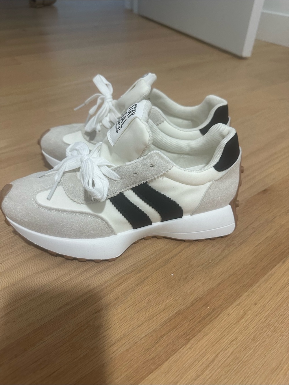 Women’s size 8 - Picture 3 of 4